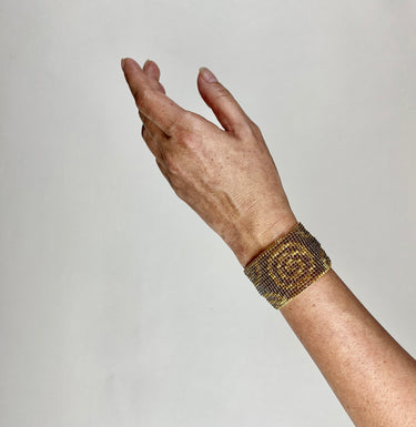 Brazalete Telar Dorado Grueso Espirales Gris Traslúcido